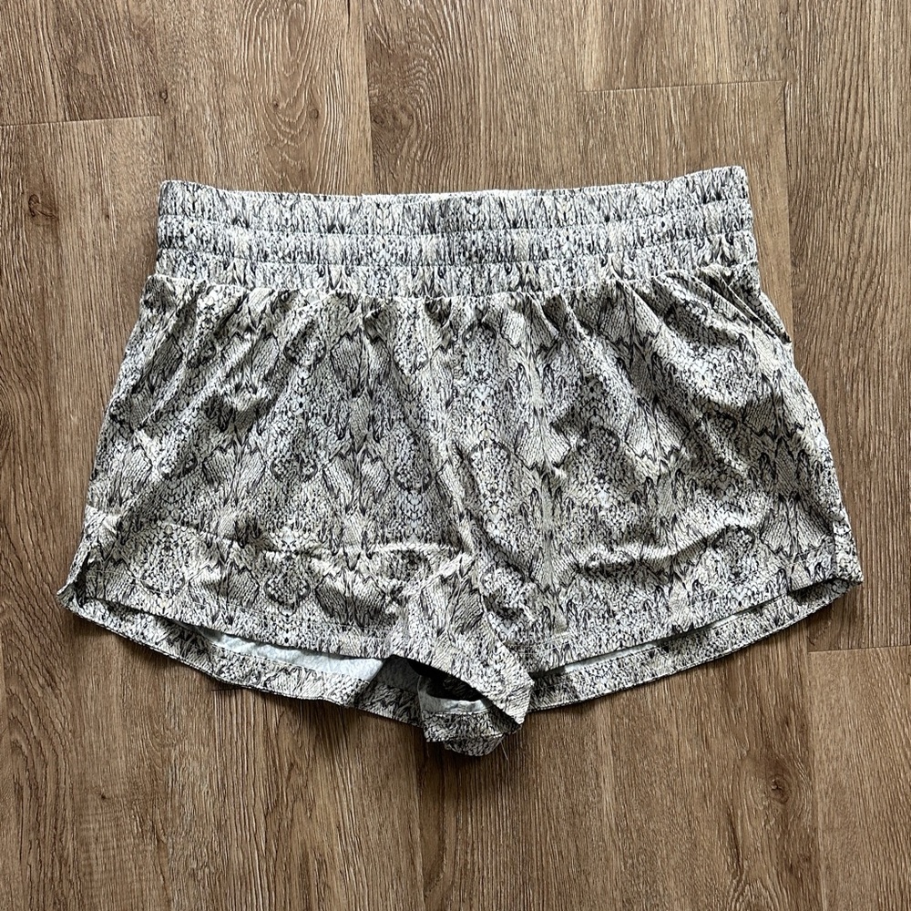 Varley Kallin Running Shorts 1.5" Snake Print Size‎ Large Athletic